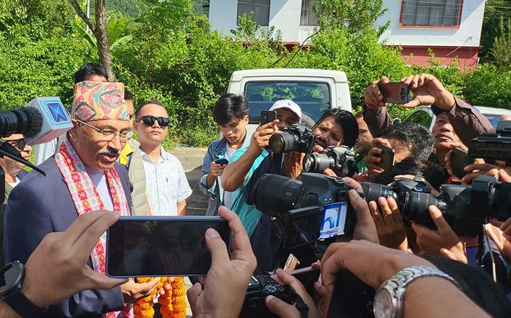 पुरानै प्रतिस्पर्धी कमल थापा एमालेका उम्मेदवार ! कसरी टार्छन् संकट ?